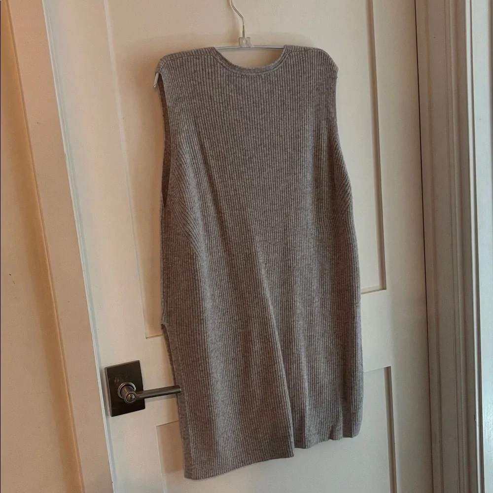 100% Cashmere Ribbed Sleeveless V-Neck Sweater - Picture 2 of 3